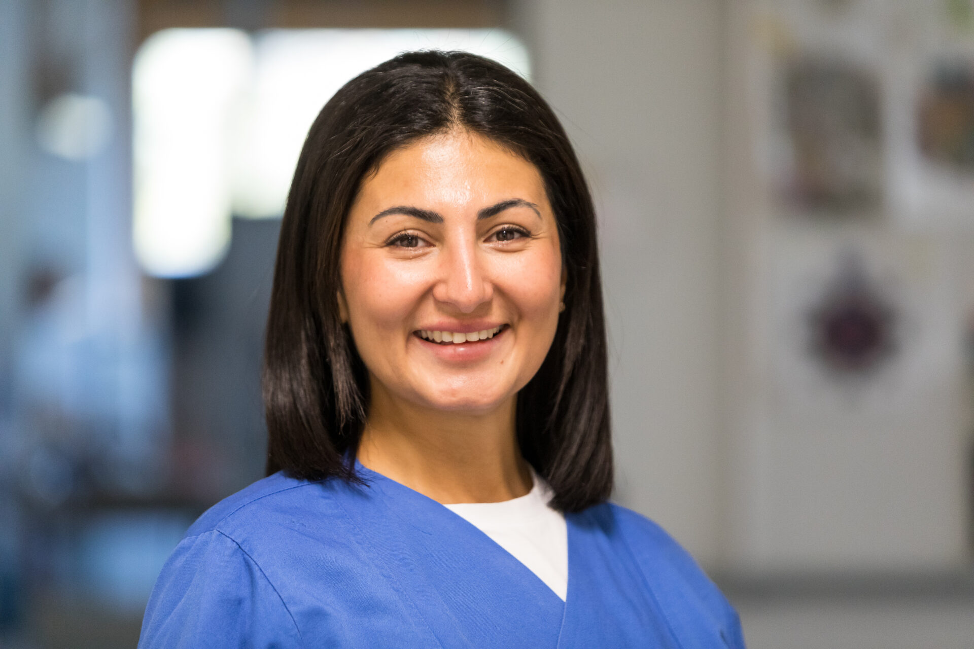 Porträt der lächelnden Stationsleitung auf Station 2033 Cigdem Yerkürk.