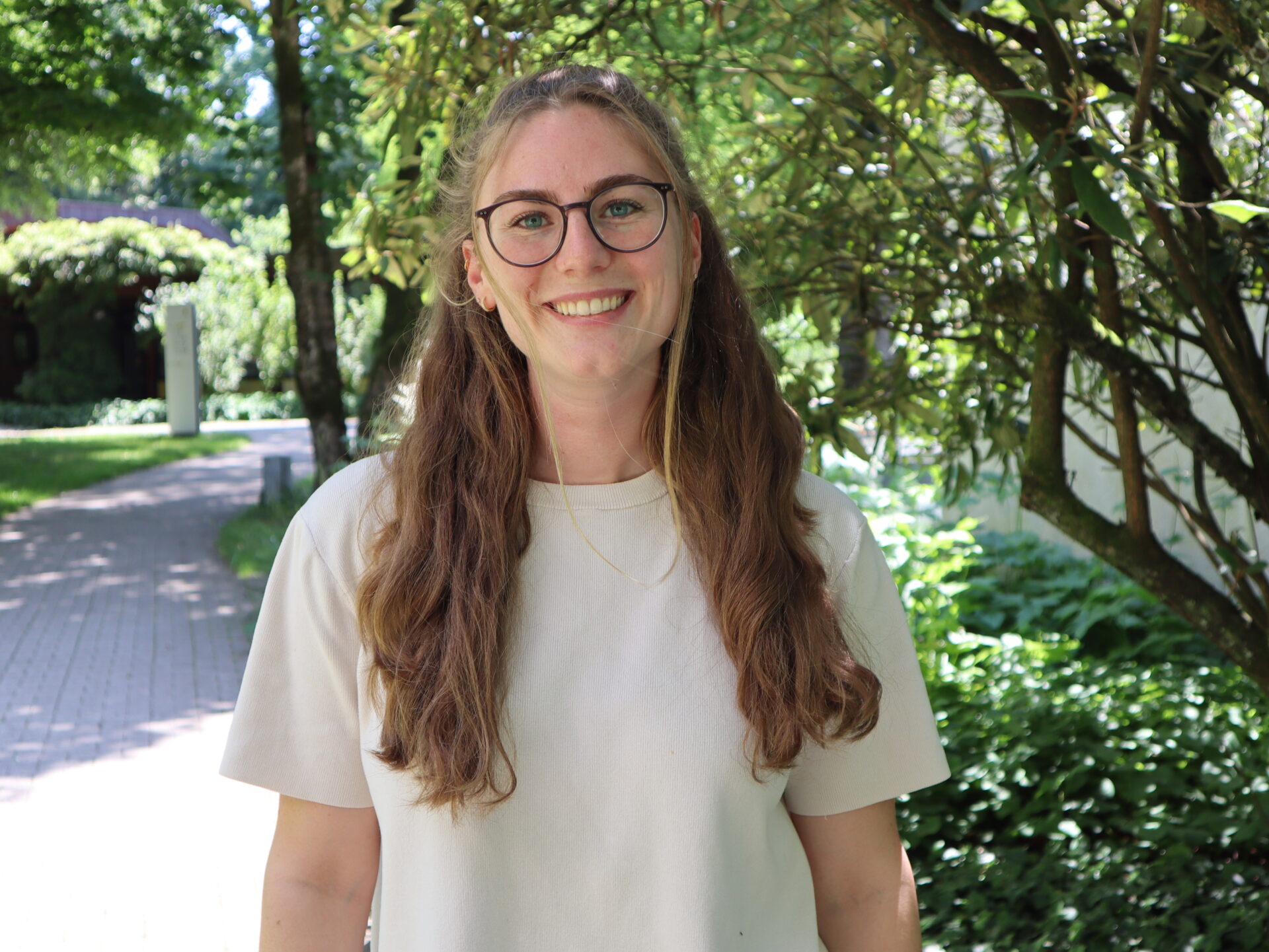 Porträt der lächelnden Chefarztsekretärin Luisa Hoffmann.