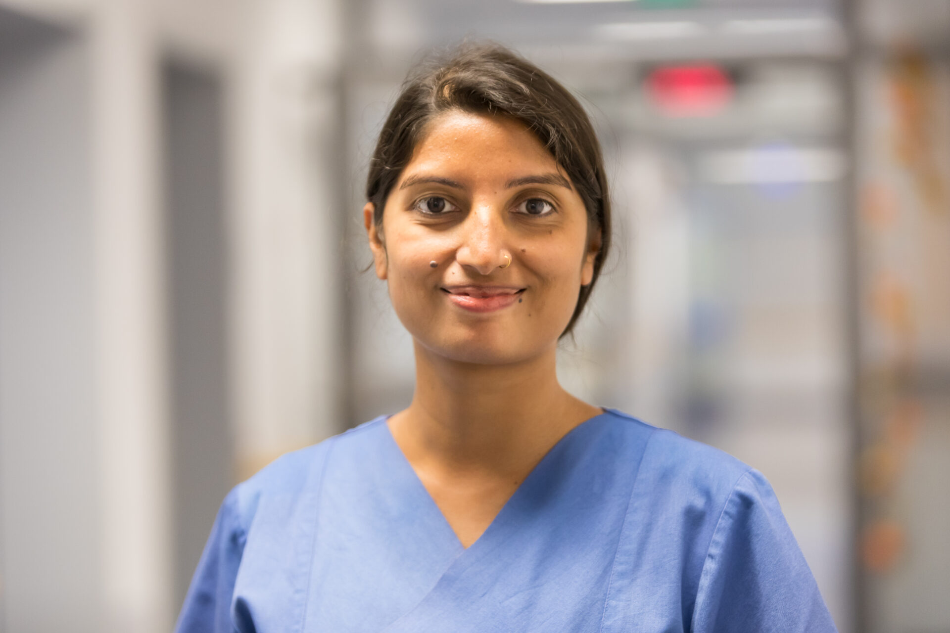 Porträt der lächelnden Stationsleitung auf Station 2031 Dipa Sapkota.