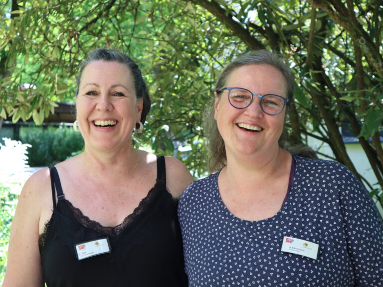 Porträt der lächelnden Sozialarbeiterinnen. Links Diana Toth, rechts Heike Bierenstiel.