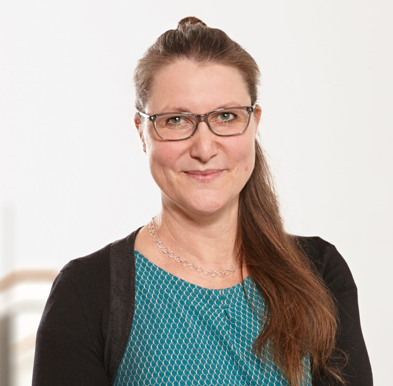 Porträt der lächelnden Psychotherapeutin Mirijam Geiger-Riess.